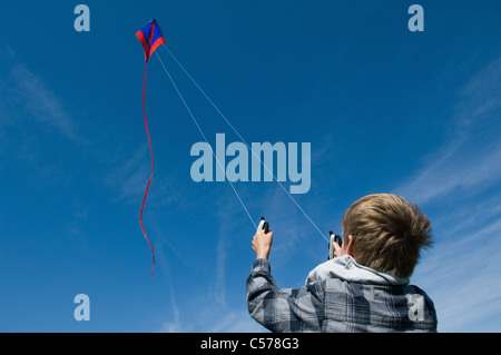 Junge einen Drachen fliegen Stockfoto