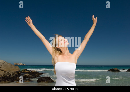 Frau mit ausgestreckten am Strand Stockfoto