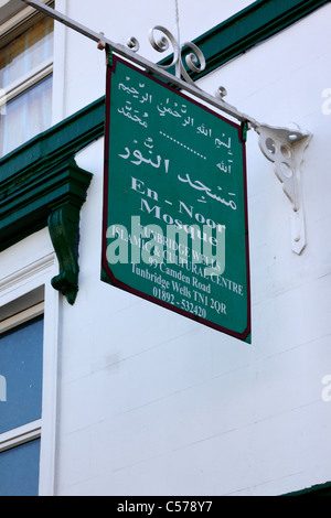 Schild auf Masjid Al-Noor / EN-Noor Mosque Islamic Cultural Centre, 99 Camden Road, Tunbridge Wells, Kent, England Stockfoto