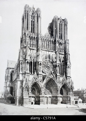 Hauptfassade der Kathedrale Notre-Dame de Reims (unsere Dame von Reims), Frankreich, wie im frühen 20. Jahrhundert zu sehen Stockfoto