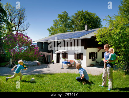 Familie zu Hause mit Solar-panel Stockfoto