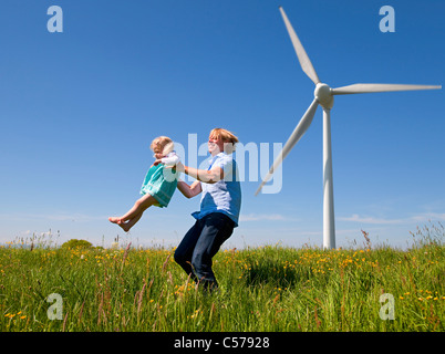 Mann in Tochter im Bereich von Windturbine Stockfoto