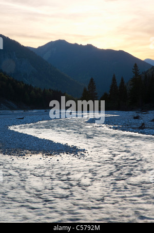 Fluss fließt durch Tal Stockfoto