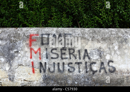 Anti-Graffiti der International Monetary Fund (IMF) in portugiesischer Sprache an Wand Viana do Castelo, Portugal Stockfoto