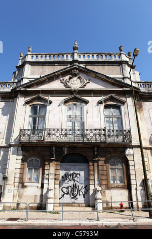 Ein einmal grand Gebäude steht verlassenen und bemalt mit Graffiti in Lissabon, Portugal. Stockfoto