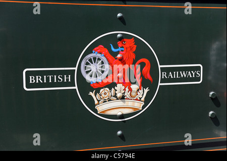 Die British Railways Zeichen und Logos auf alten Dampflok Stockfoto