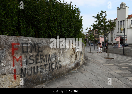 Anti-Graffiti der International Monetary Fund (IMF) in portugiesischer Sprache an Wand Viana do Castelo, Portugal Stockfoto