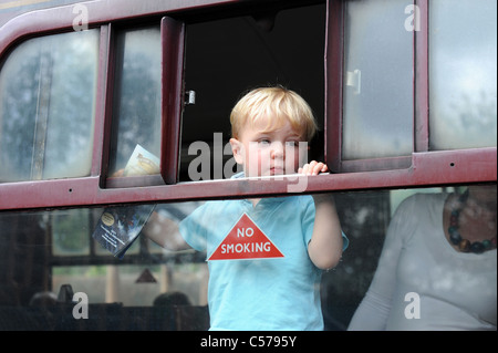 Kleiner Junge spähte durch die Fenster der Zug Wagen Severn Valley Railway uk Stockfoto