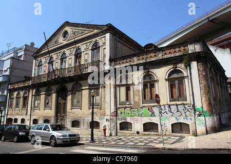 Ein einmal grand Gebäude steht verlassenen und bemalt mit Graffiti in Lissabon, Portugal. Stockfoto