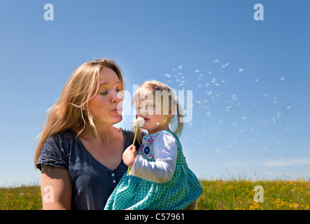 Mutter und Tochter im Feld stehen Stockfoto