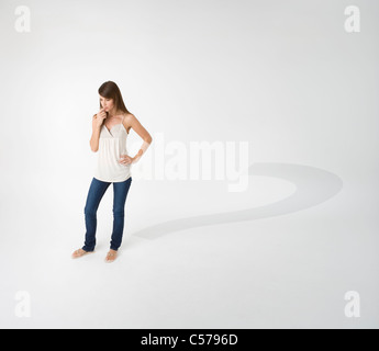 Frau Casting Fragezeichen Schatten Stockfoto