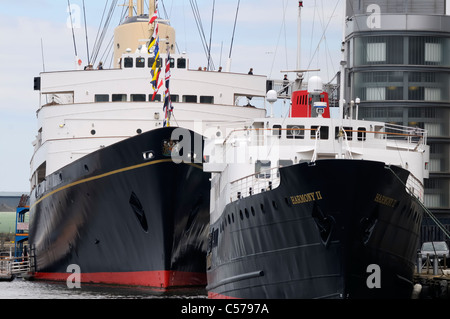 Royal Yacht Britannia In Leith mit der Harmonie ll Yacht angedockt Stockfoto