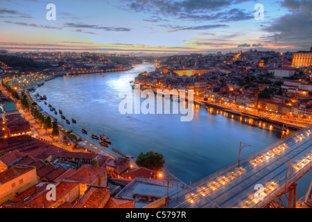 Panorama der beleuchteten berühmte Brücke Ponte Dom Luis über alte Stadt Porto und Fluss bestehenden in der Nacht, Portugal Stockfoto