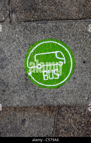 Symbol auf der Granitstraße, das die Route zeigt, die von Elektrobussen im historischen Stadtzentrum von Casco Vello, Vigo, Galicien, Spanien genutzt wird Stockfoto