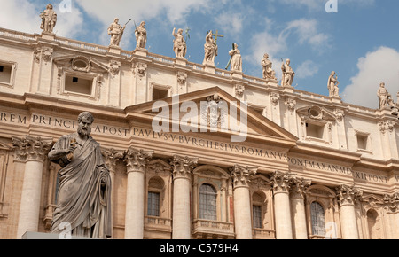 Die Statue von St. Peter und die Fassade der St. Peter Basilika Roms Stockfoto