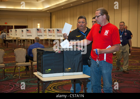 Las Vegas, Nevada - Kutscher Konvention delegiert Stimmen Stimmzettel, Kandidaten für ihre Gewerkschaft Top Büros zu nominieren. Stockfoto