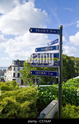 Wegweiser in St Peter Port Guernsey UK zeigt Entfernungen zu benachbarten Inseln und Häfen Stockfoto