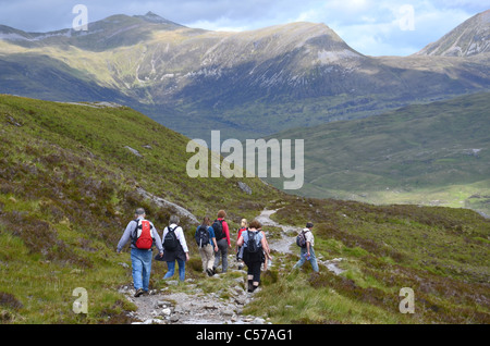 Wanderer, absteigend von der Spitze des Teufels Treppe auf dem West Highland Way nach unten in Richtung Kinlochleven, Schottland. Stockfoto