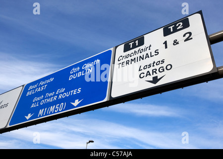 Roadsign für Terminals und Autobahnen an Dublin Flughafen Irland Europa Stockfoto