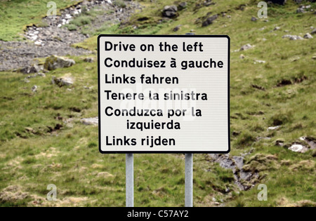 Eine mehrsprachige Roadsign erinnert Autofahrer auf der linken Seite zu fahren eine Kreuzung an der A82 in Glencoe, Scotland, UK. Stockfoto