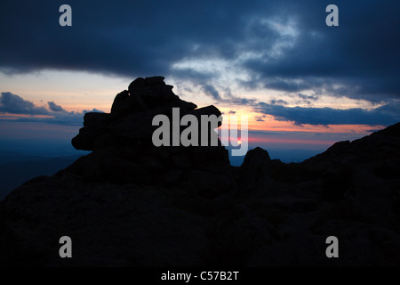 Silhouette des Rock Cairn entlang der Appalachian Trail in der Nähe von Mount Clay in den White Mountains, New Hampshire, USA Stockfoto