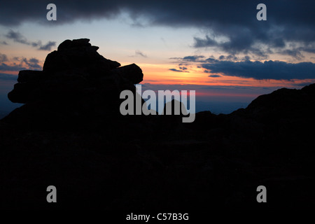 Silhouette des Rock Cairn entlang der Appalachian Trail in der Nähe von Mount Clay in den White Mountains, New Hampshire, USA Stockfoto