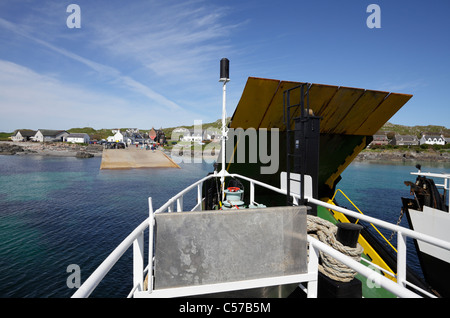 Caledonian MacBrayne ferry Loch Buie, die von Fionnphort nach Iona geht kommt auf dem Slipway am Iona Stockfoto