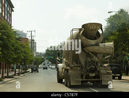 Rückansicht eines Betonmischer-LKW fahren auf der Straße - USA Stockfoto