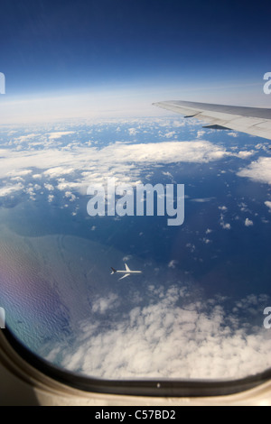 Suchen Sie Flugzeug Fenster bei Delta Airlines schließen Flug fliegen unten über dem Nordatlantik Stockfoto