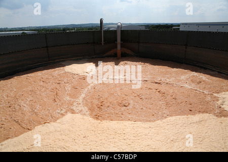 Schäumende Flüssigkeit in einem Abwasser-tank Stockfoto