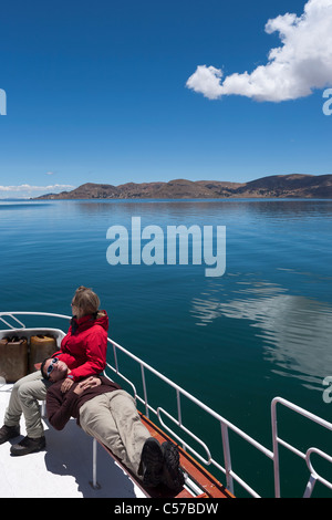 Zwei Touristen sitzen auf dem oberen Deck der Fähre auf die Insel Taquile auf dem Titicacasee Stockfoto