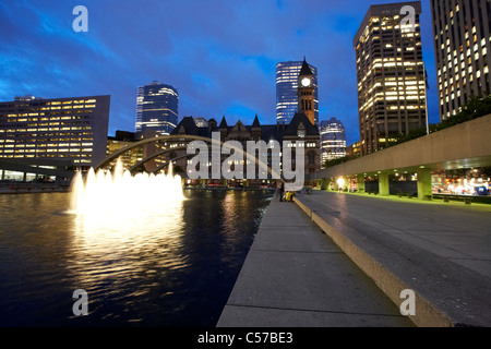 Toronto-Nathan Phillips Square bei Nacht Stockfoto