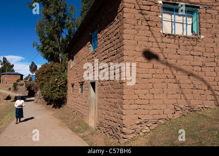 Ein traditionelles Haus aus Lehmziegeln auf Isla Amantani. Amantani ist eine Insel auf dem Titicacasee in Peru. Stockfoto