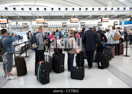 Passagiere, die anstehen am Check-in Schalter am Toronto Pearson International Airport Ontario Kanada Stockfoto