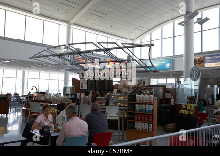 Starbucks Coffee-Shop im Abflugbereich von terminal 1 Toronto Pearson internationaler Flughafen Ontario Kanada Stockfoto