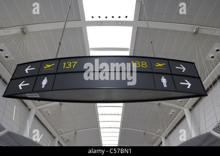 Abreise Tor und WC Schilder in Lounge terminal 1 Toronto Pearson internationaler Flughafen Ontario Kanada Stockfoto