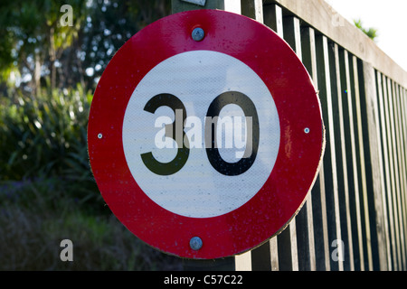 Verkehrszeichen, Geschwindigkeitsbegrenzung 30, Auckland, New Zealand, Montag, 11. Juli 2011. Stockfoto