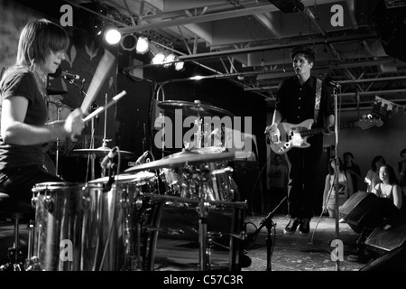 Straße Esser durchführen Freitag, 24. Juni 2011---lokale Showcase Plan-It-X-Festival in The Bishop in Bloomington, Indiana. Stockfoto