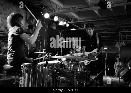 Straße Esser durchführen Freitag, 24. Juni 2011---lokale Showcase Plan-It-X-Festival in The Bishop in Bloomington, Indiana. Stockfoto