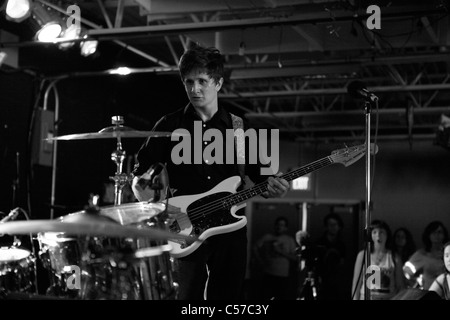 Straße Esser durchführen Freitag, 24. Juni 2011---lokale Showcase Plan-It-X-Festival in The Bishop in Bloomington, Indiana. Stockfoto