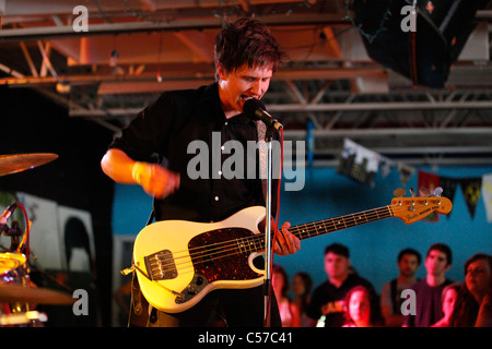 Straße Esser durchführen Freitag, 24. Juni 2011---lokale Showcase Plan-It-X-Festival in The Bishop in Bloomington, Indiana. Stockfoto