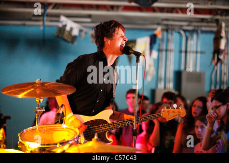 Straße Esser durchführen Freitag, 24. Juni 2011---lokale Showcase Plan-It-X-Festival in The Bishop in Bloomington, Indiana. Stockfoto