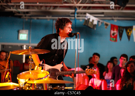 Straße Esser durchführen Freitag, 24. Juni 2011---lokale Showcase Plan-It-X-Festival in The Bishop in Bloomington, Indiana. Stockfoto