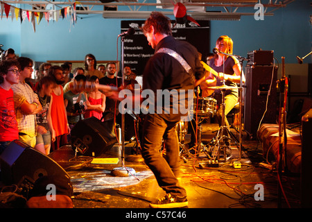 Straße Esser durchführen Freitag, 24. Juni 2011---lokale Showcase Plan-It-X-Festival in The Bishop in Bloomington, Indiana. Stockfoto