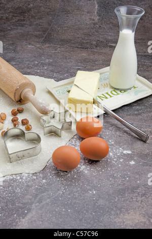 einem ausgerollten Teig backen Kekse mit verschiedenen Zutaten Stockfoto