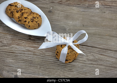Serviert auf einem antiken Holztablett Schokoladenkekse Stockfoto