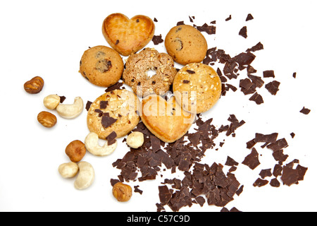 verschiedene Cookies auf einem weißen Hintergrund mit Nüssen und Schokolade-chips Stockfoto