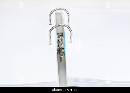 eine geöffnete Datei-Ordner mit weißem Papier Stockfoto