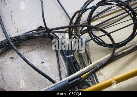 Kabel und Wasserpfeife an verlassenen Außenwand Stockfoto