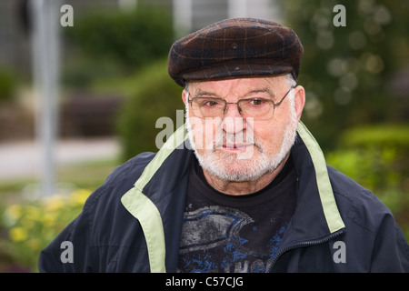 Porträt von senior Mann trägt flache Kappe Stockfoto